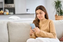 Žena se dívá do mobilu