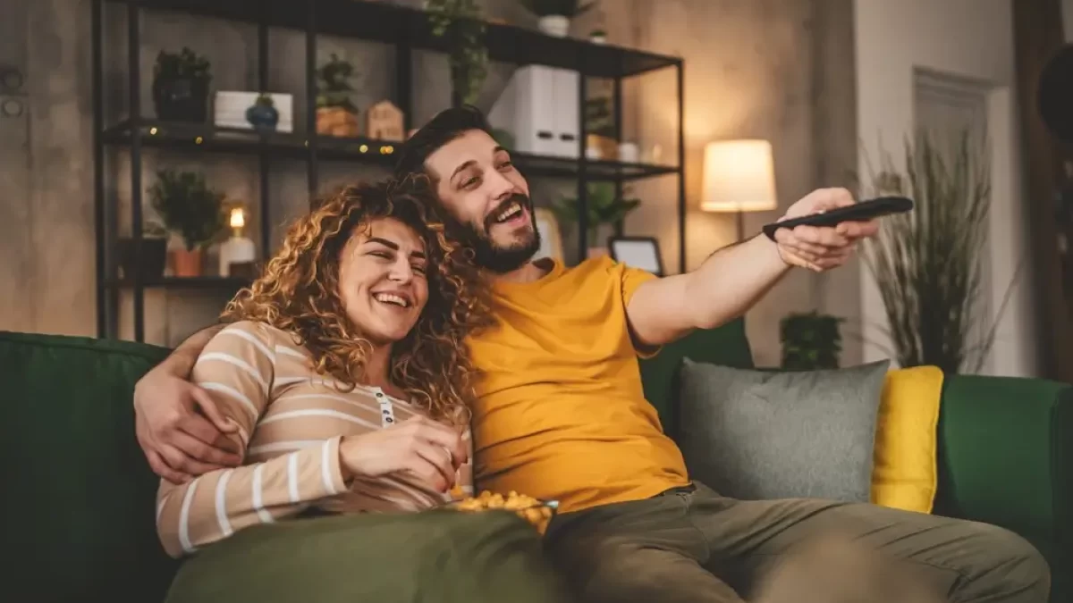 Pár se dívá na televizi
