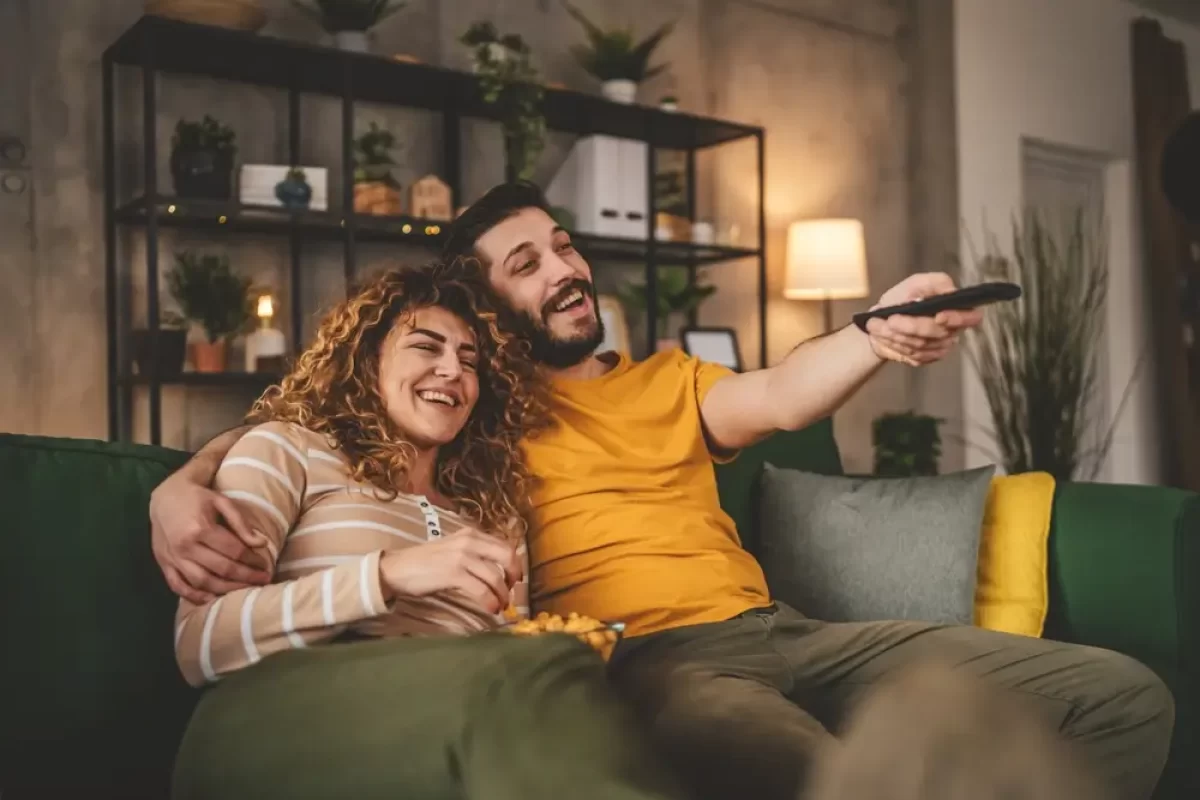Pár se dívá na televizi