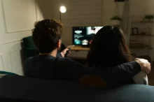Pár sleduje televizi