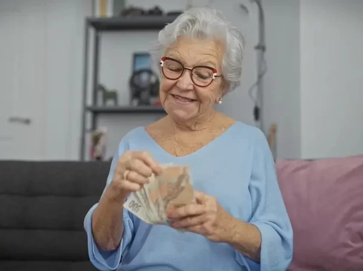 Seniorka s penězi