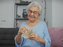 Seniorka s penězi