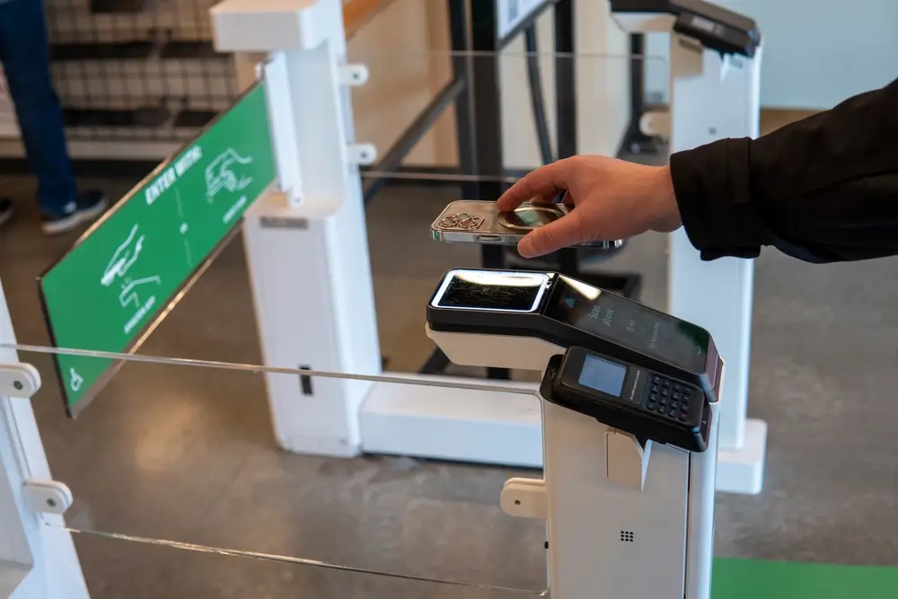 - Techsvět Muž skeunuje mobil v obchodě Amazon GO
