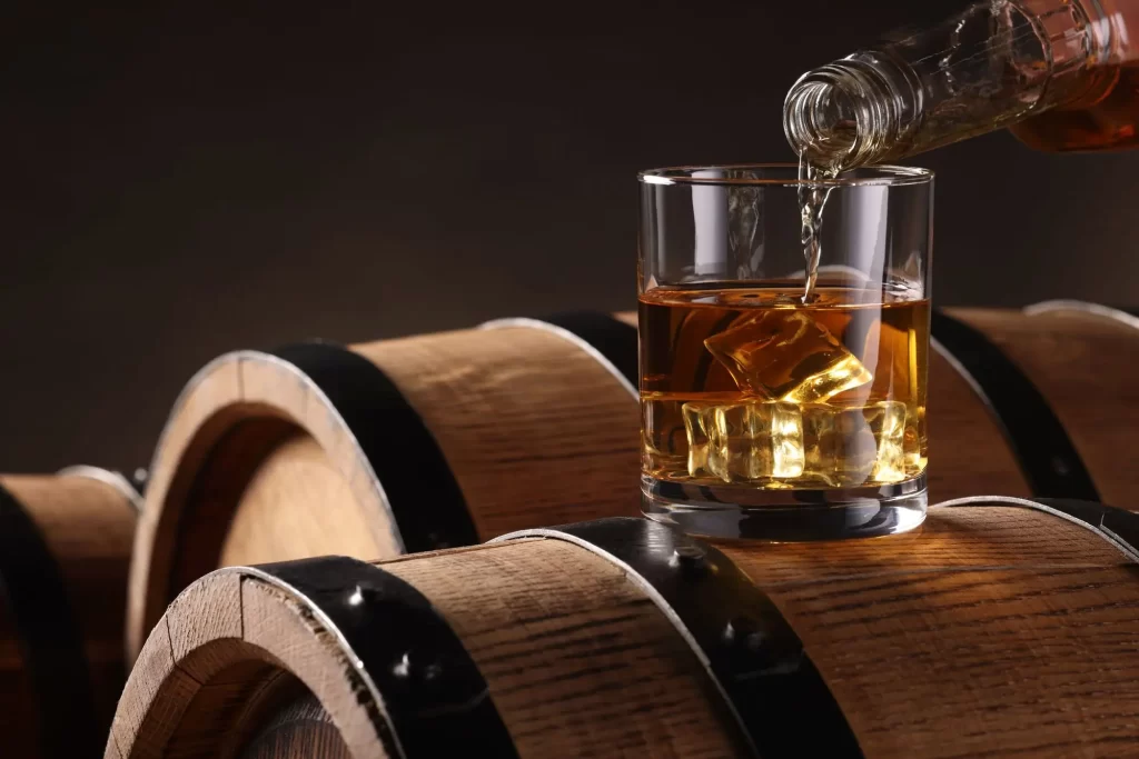 shutterstock_2450197509 - Techsvět Whiskey se lije do sklenice
