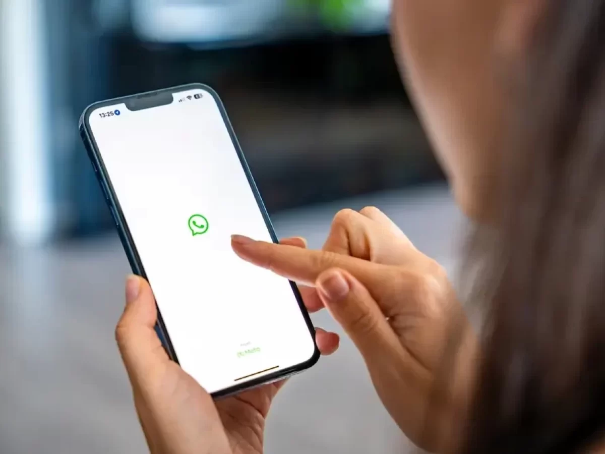Žena zapíná whatsapp na mobilu