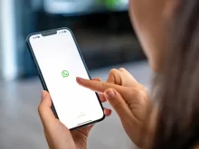 Žena zapíná whatsapp na mobilu