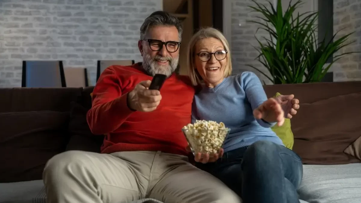 Starší pár se dívá na televizi