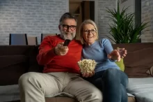 Starší pár se dívá na televizi
