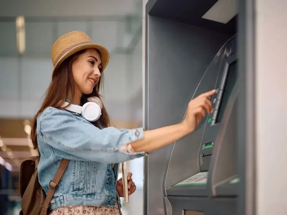 Žena vybírá z bankomatu