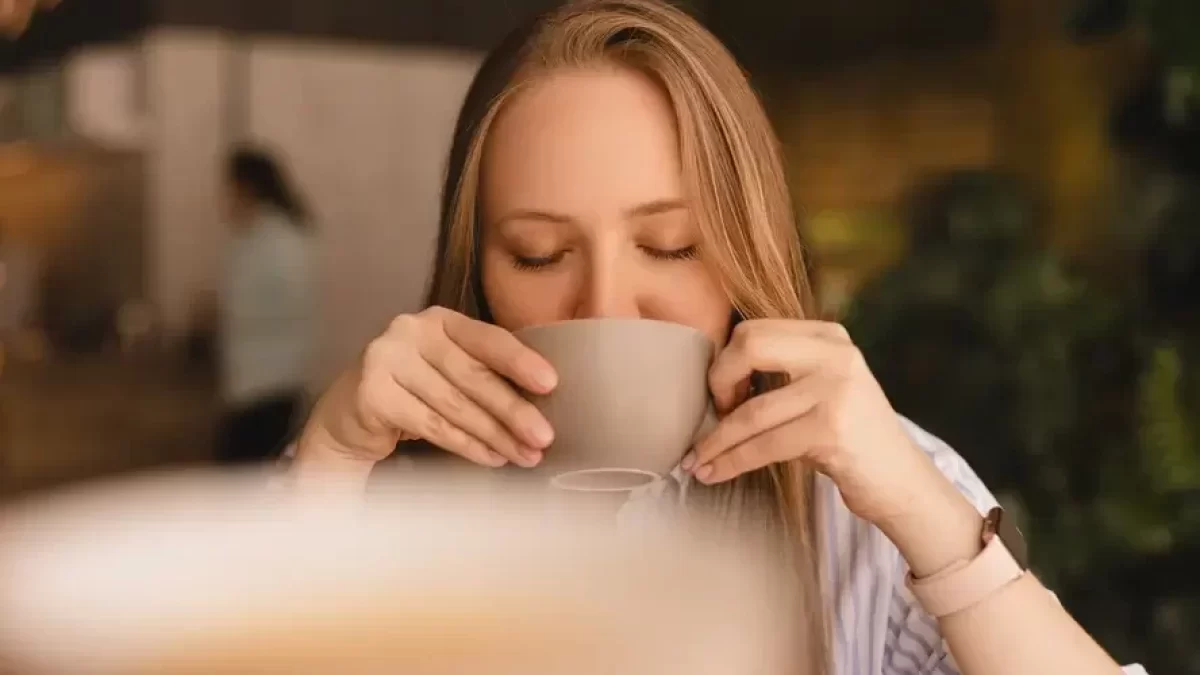 Žena si užívá hrnek kávy