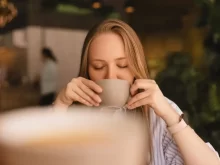Žena si užívá hrnek kávy
