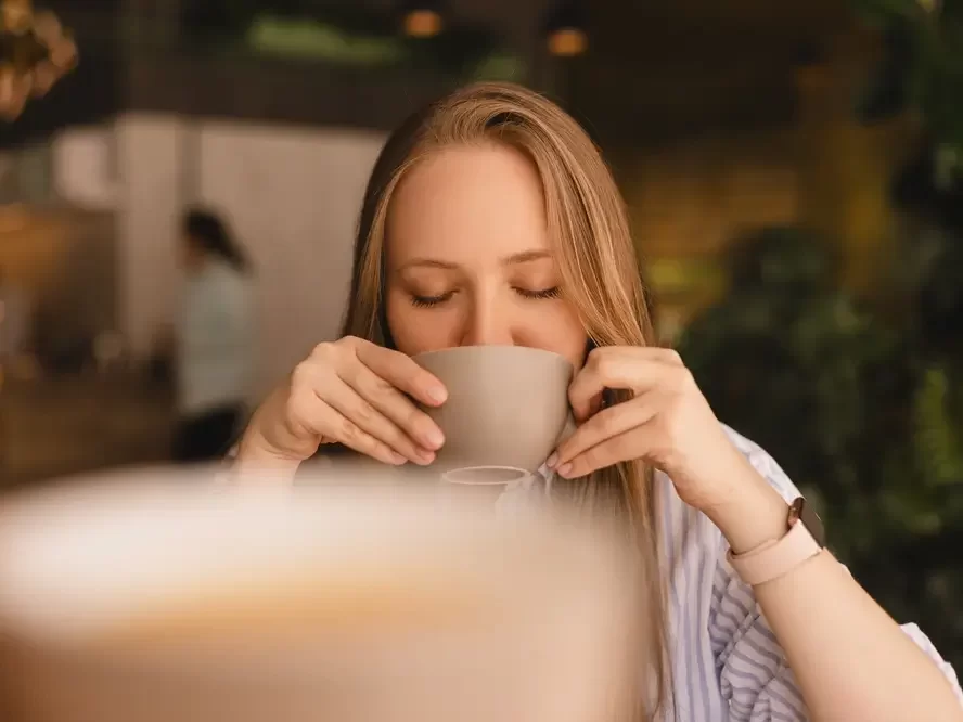 Žena si užívá hrnek kávy