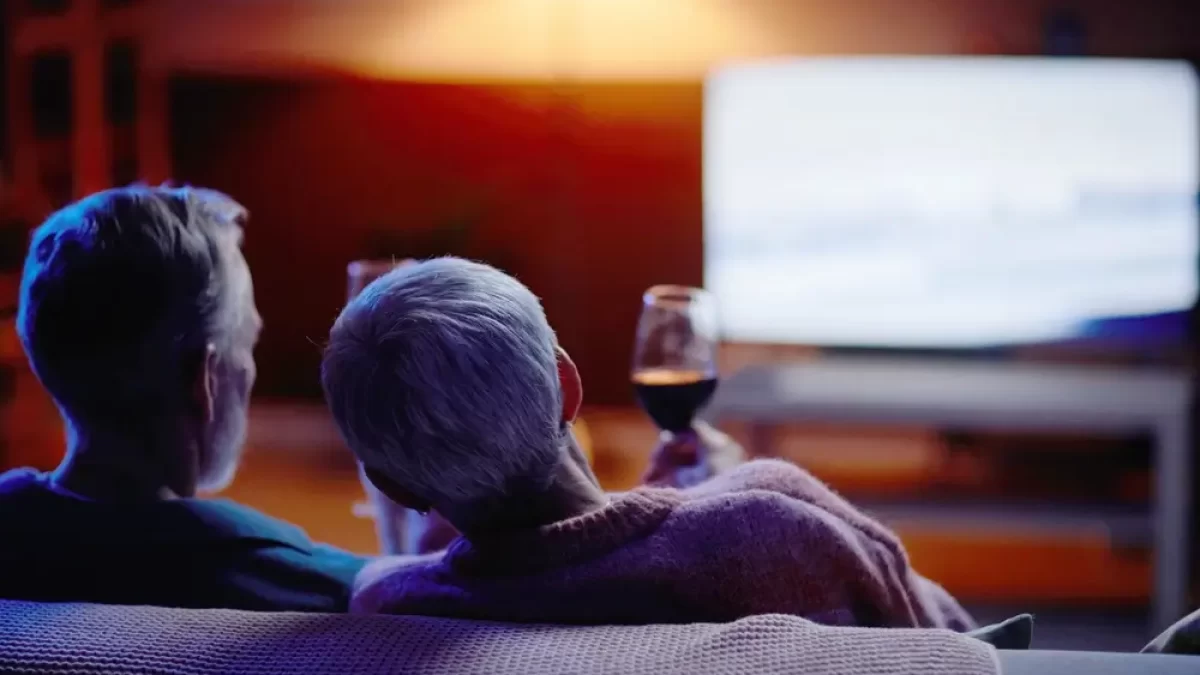 Starší pár se dívá na televizi