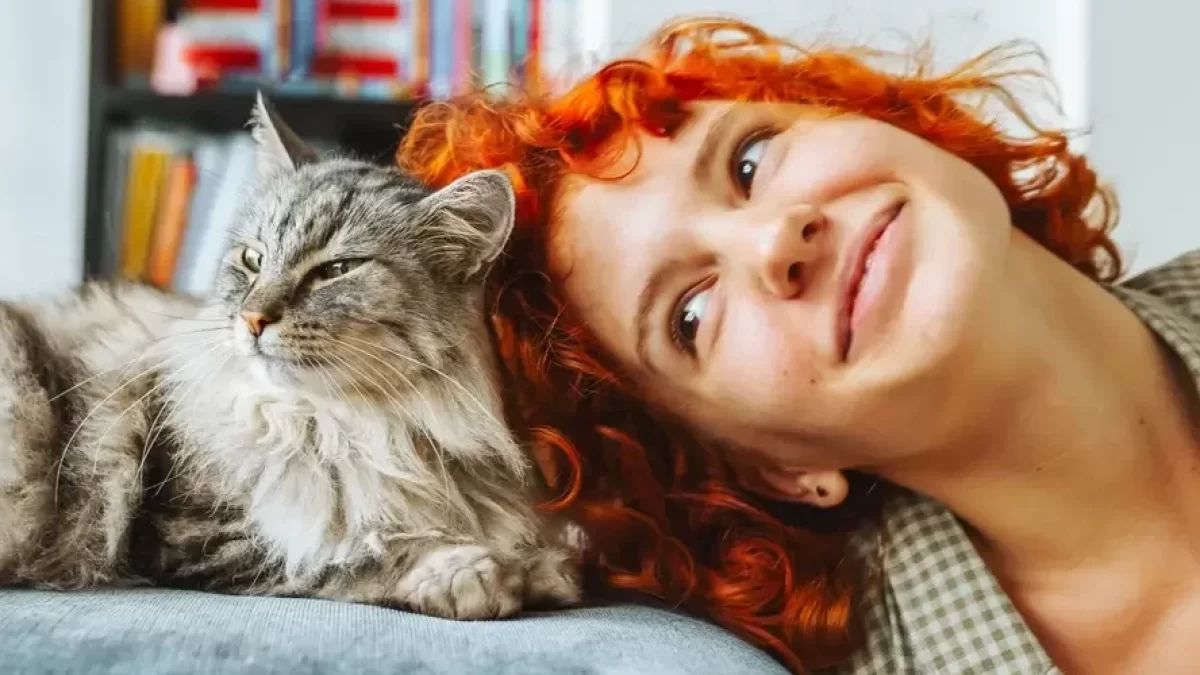 žena se tiskne ke kočce