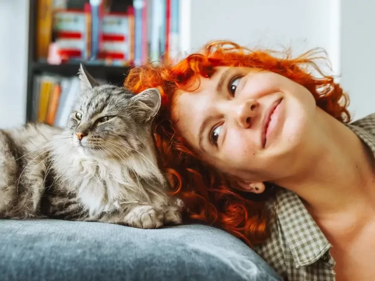 žena se tiskne ke kočce