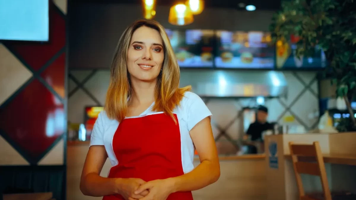 zaměstnankyně fast foodu