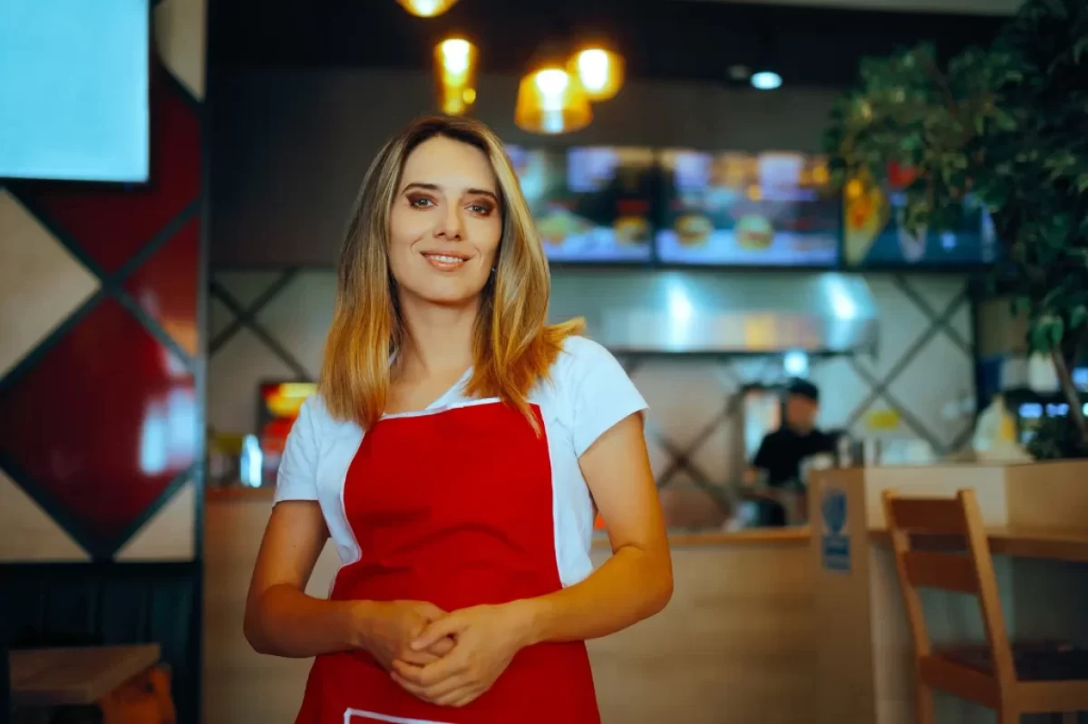 zaměstnankyně fast foodu