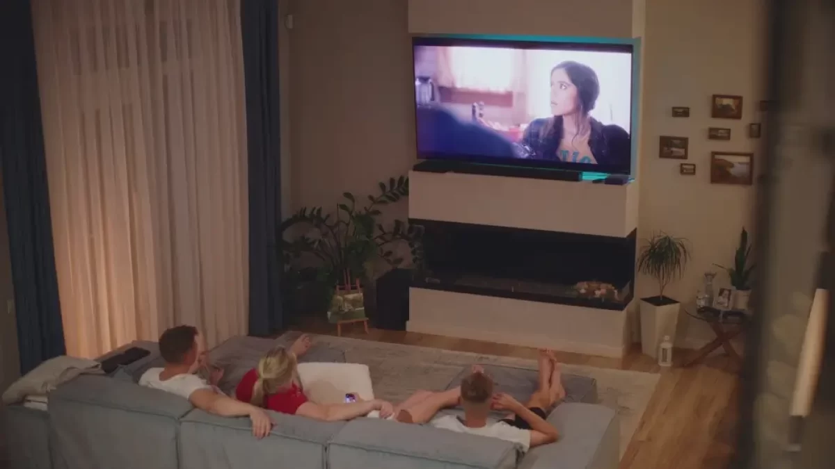 Rodina se dívá na televizi