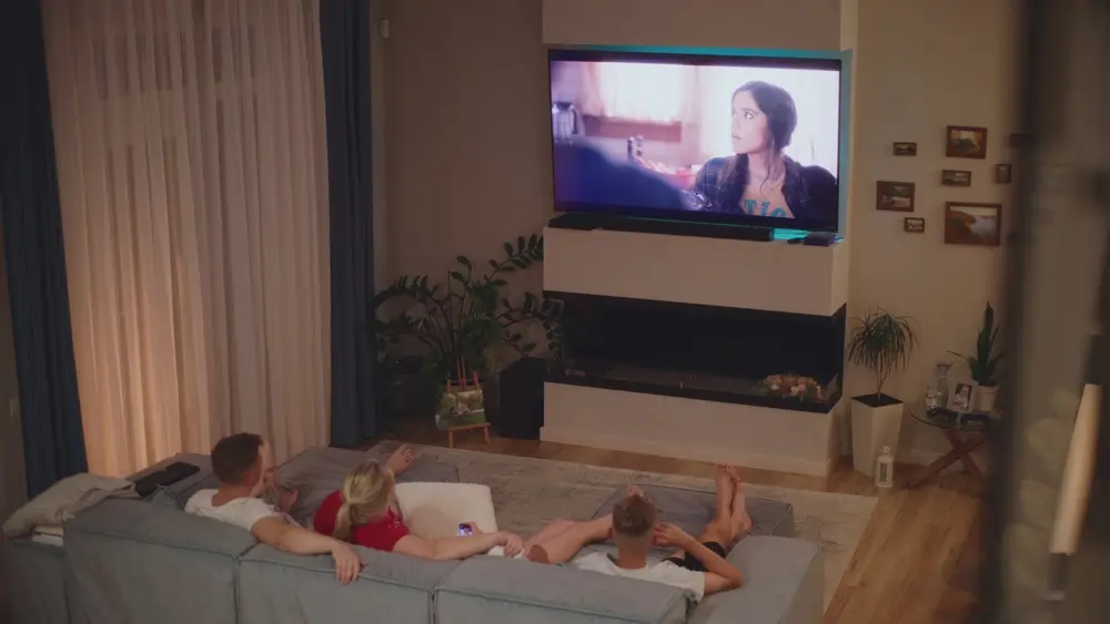 Rodina se dívá na televizi
