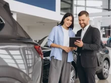 Prodejce prodává auto zákaznici