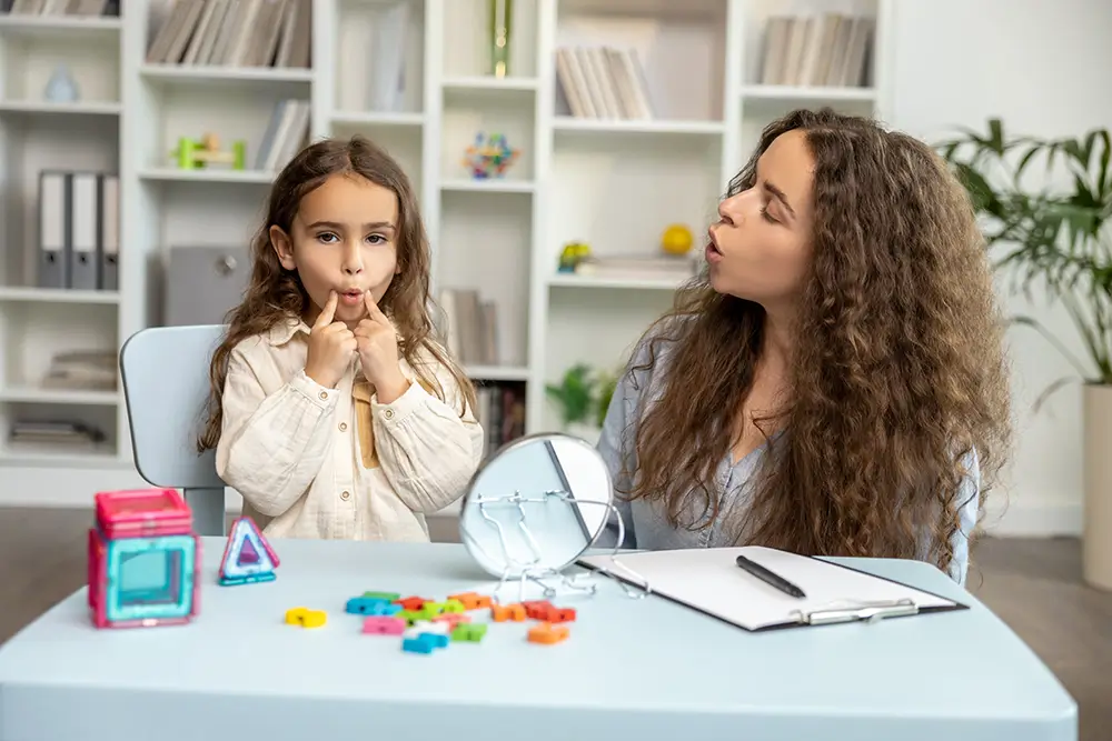 Pokud máte specializaci a dítě můžete učit anglicky nebo jim předat jiné znalosti, vyděláte si více než běžná hlídačka. - Techsvět žena učí dítě logopedii