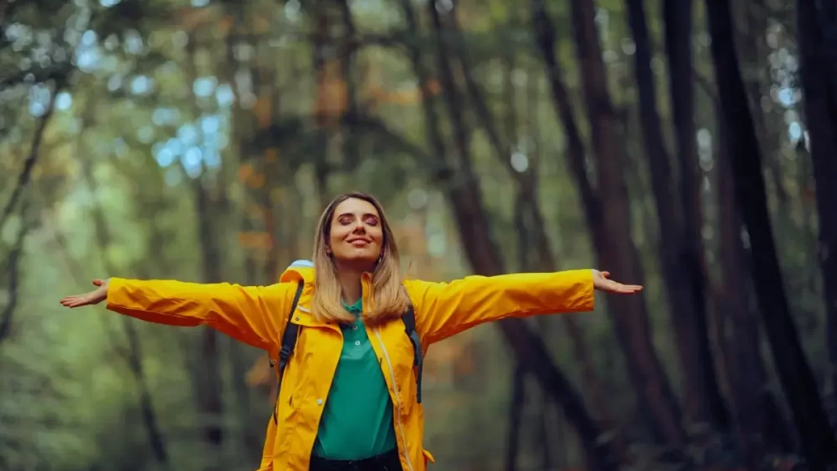 Žena na jarní procházce