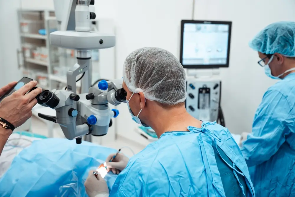 - Techsvět Doktor operuje pacienta