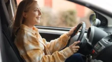 Žena řídí auto