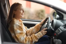 Žena řídí auto