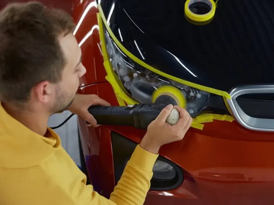 Technik leští přední světla