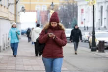 Žena jde po ulici v chladném počasí