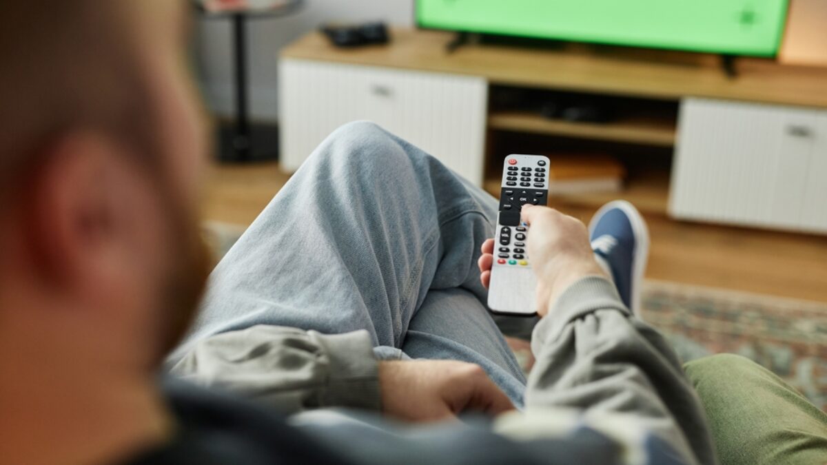 Muž sleduje televizi
