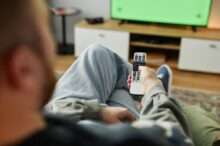 Muž sleduje televizi