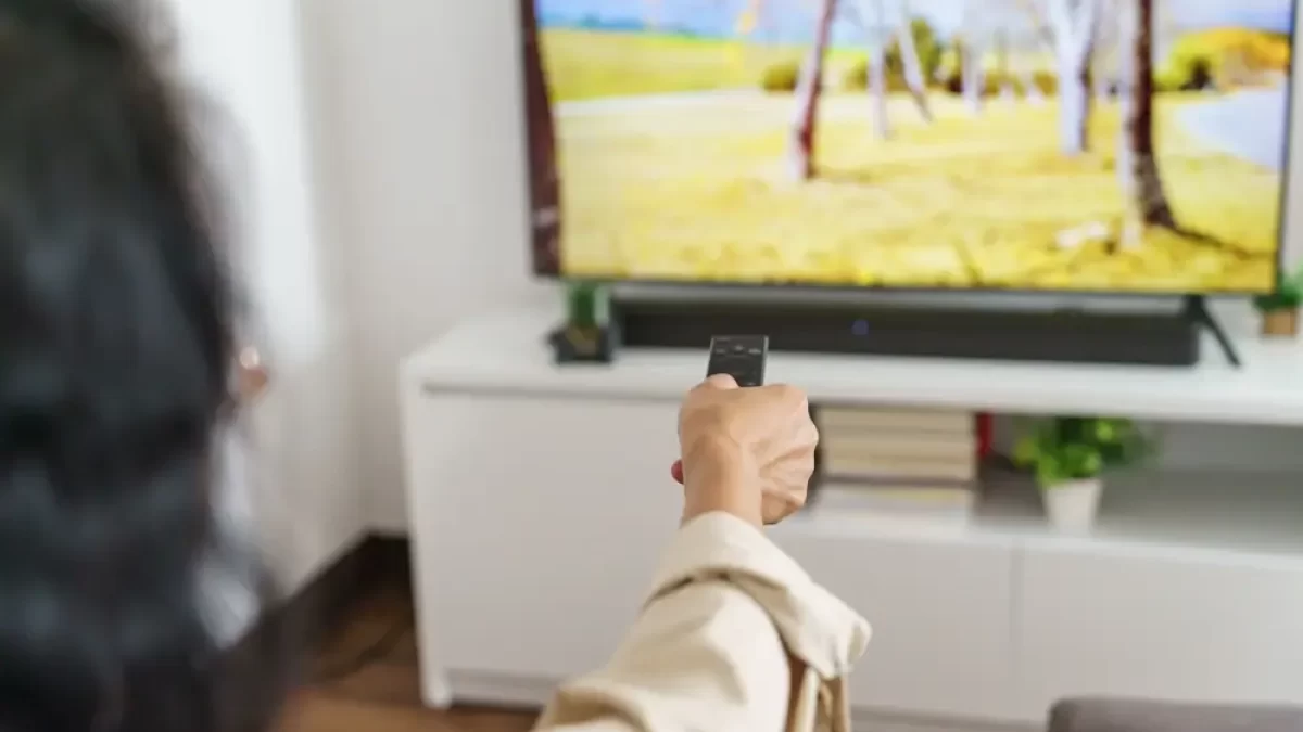 Žena zapíná televizi
