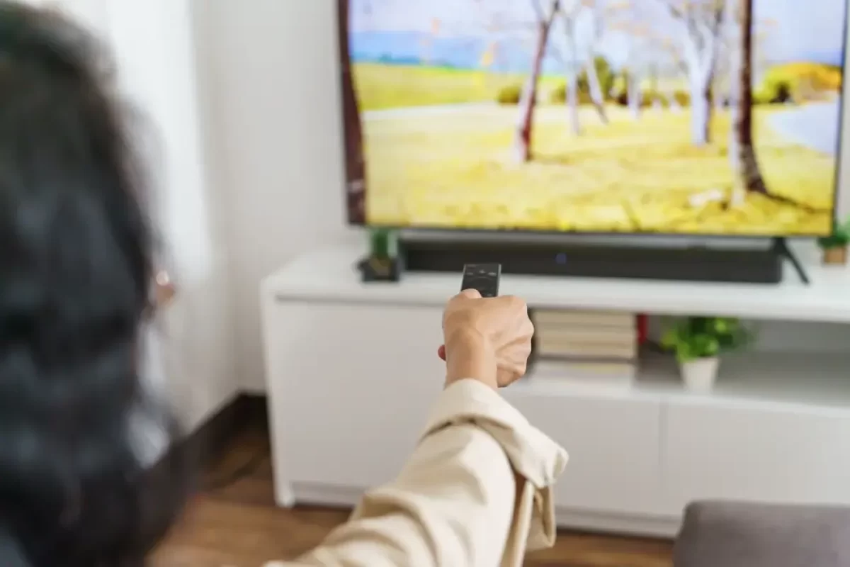 Žena zapíná televizi