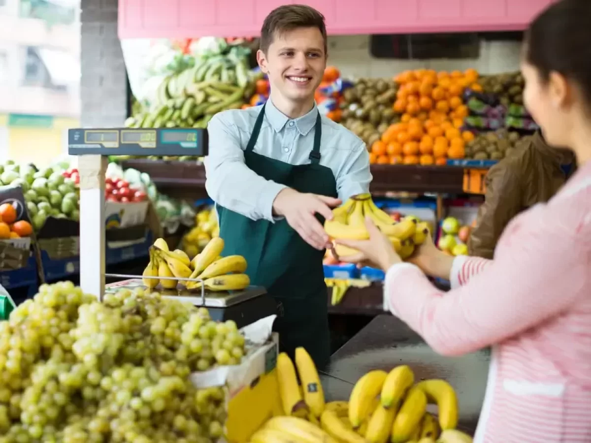 Prodavač prodává banány