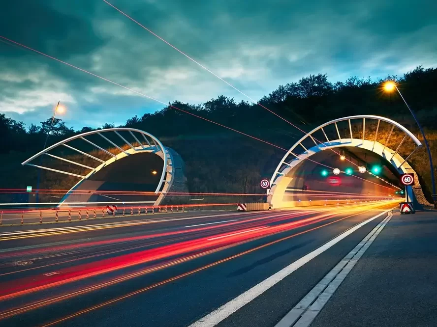 Vjezd do tunelu na dálnici