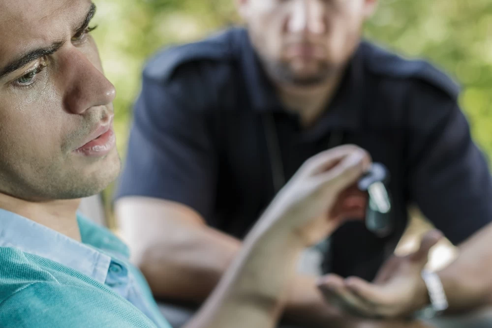 - Techsvět Muž odevzdává klíčky od auta policistovi