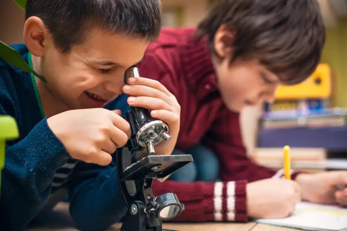 Děti pracují s mikroskopem