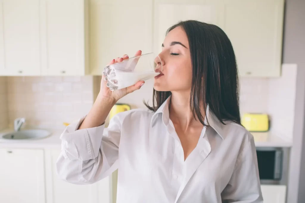 Při dietách vsaďte spíše na nízkotučná mléka, FOTO: Shutterstock - Techsvět žena pije mléko