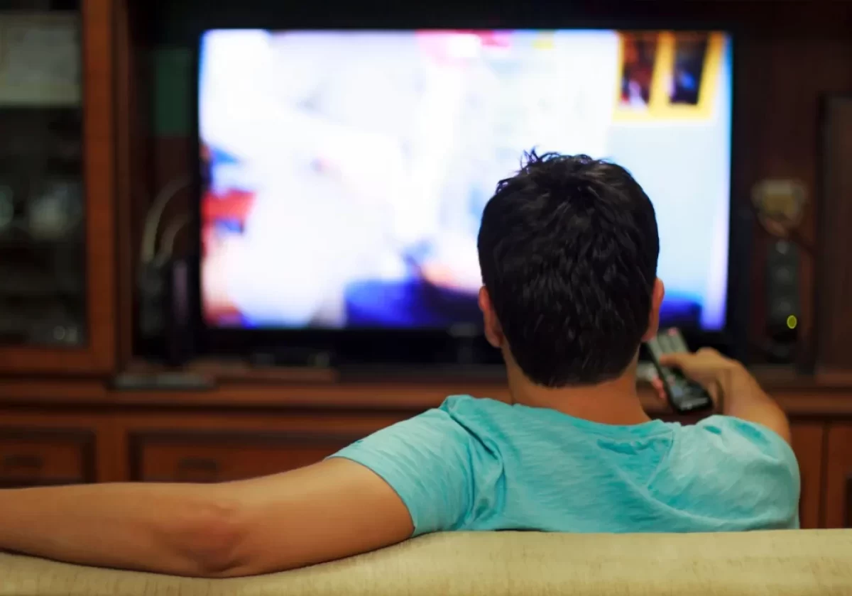 Muž sleduje televizi