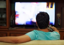 Muž sleduje televizi
