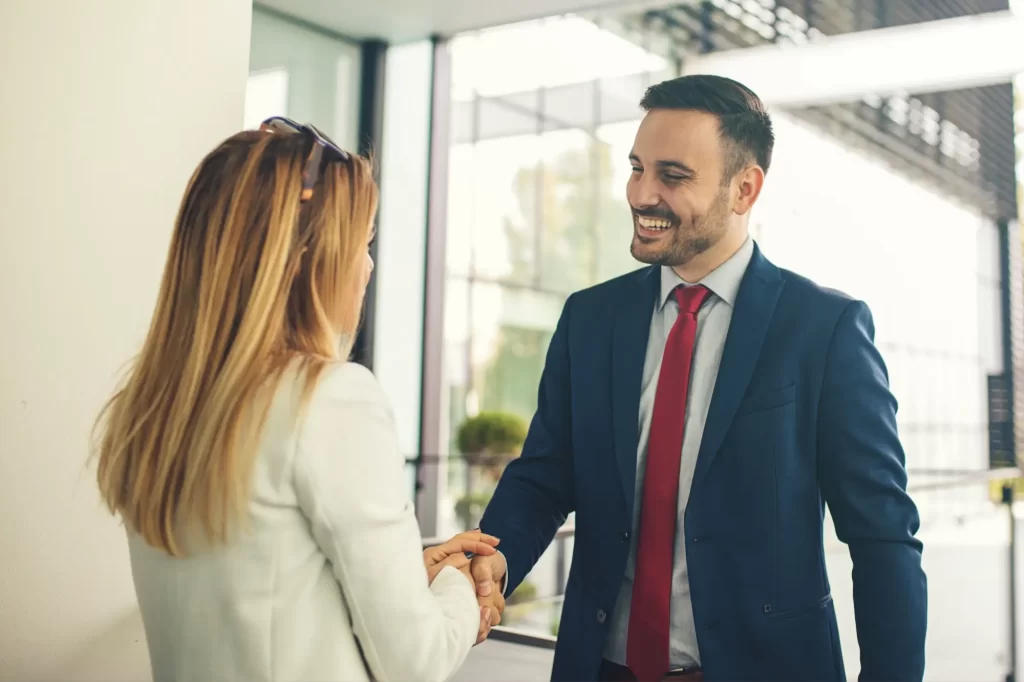 Shutterstock_1203226930 - Techsvět Žena s mužem si podávají ruce