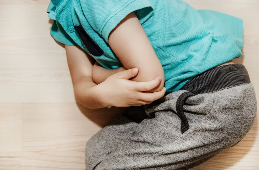 Děti si často vymýšlejí, že jsou nemocné, aby nemusely do školy, FOTO: Shutterstock - Techsvět dítě bolí břicho