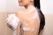 žena ve sprše