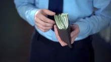 muž drží naditou peněženku