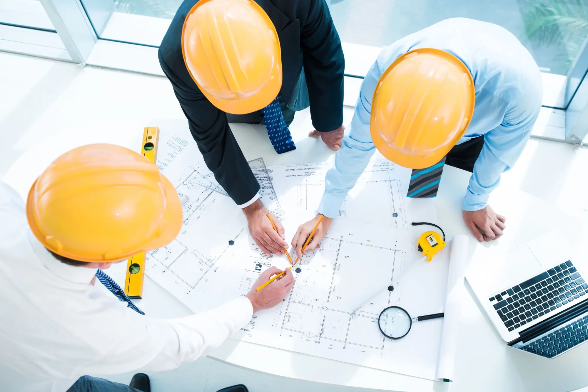 Projektant a architekti spolupracují na projektu