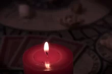 svíce na věštícím oltáři