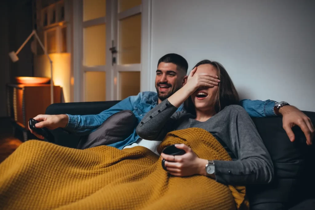 Zaměřte se na čas strávený s partnerem a kamarády - Techsvět partneři společně sledují televizi