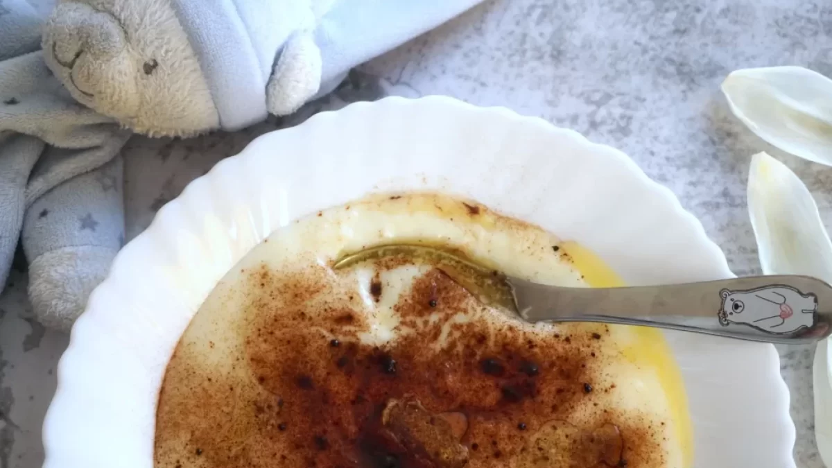 Krupicová kaše s kakaem a máslem na talíři